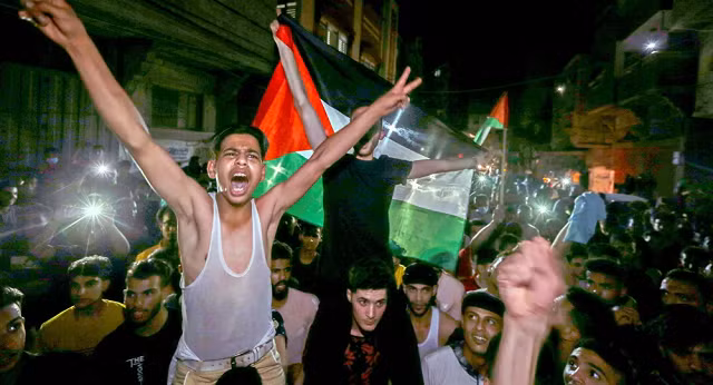 Người Palestine đổ ra đường ăn mừng lệnh ngừng bắn.