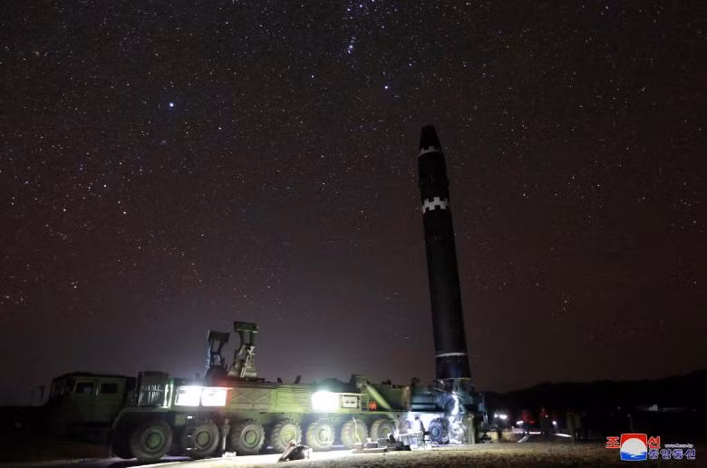 Tên lửa Hwasong-15 mới được phóng lên của Triều Tiên