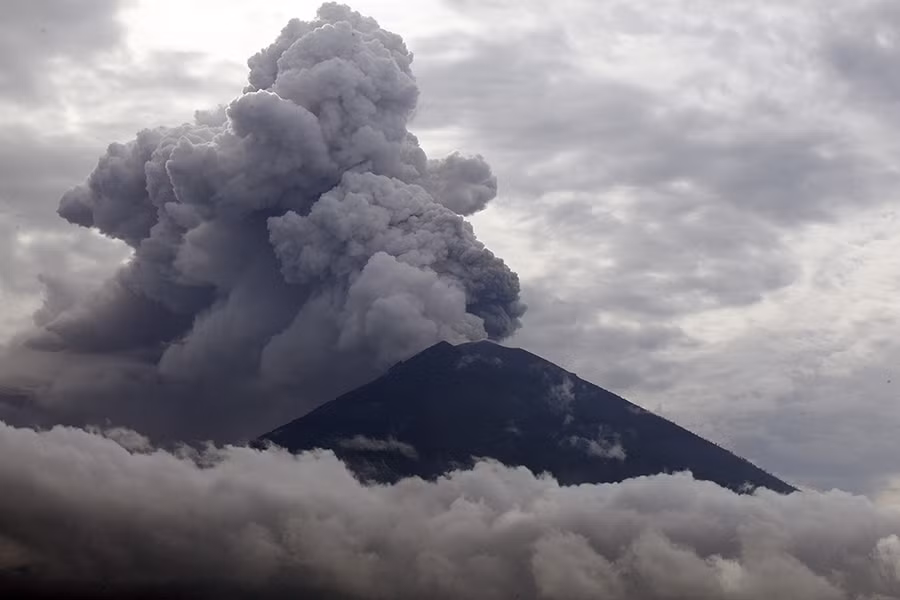 Núi lửa Agung phun trào ở Bali, Indonesia