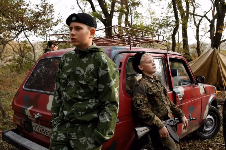 Học sinh Trường General Yemolov tham dự một cuộc tập trận quân sự ở thành phố Tavropol, Nga
