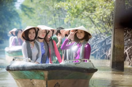 Thi sinh Hoa hau Viet Nam duyen dang voi ao ba ba - Anh 3