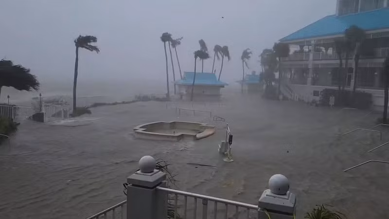 Bão Ian đổ bộ vào Mỹ.