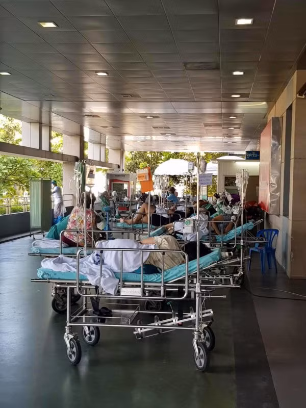 Hình ảnh bệnh nhân Covid-19 ở Thái lan mòn mỏi chờ giường điều trị ngoài bệnh viện ảnh 3
