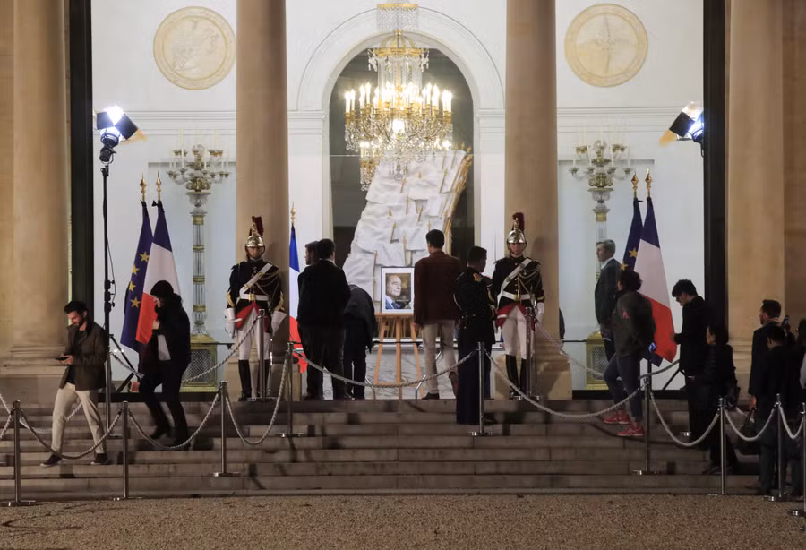 Dòng người vào tưởng niệm cố TT Pháp Chirac.