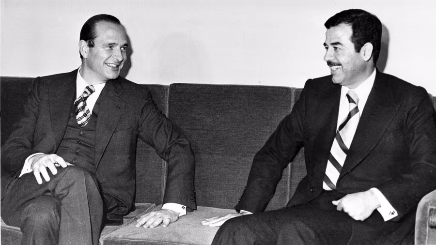 Ông Chirac khi là Thủ tướng Pháp cùng với ông Saddam Hussen của Iraq trong bức ảnh chụp năm 1974.