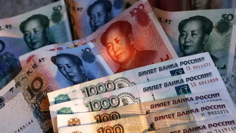 Tiền tệ Nga và Trung Quốc.