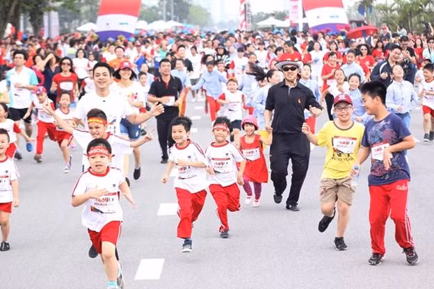 Các bé tham gia hết mình vào giải chạy.
