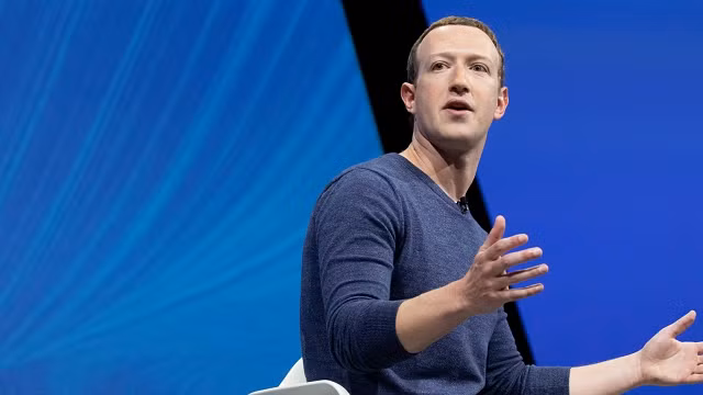 Ông chủ Facebook Mark Zuckerberg đứng ở vị trí thứ 5 với số tài sản 97 tỷ USD trong khi hơn một năm trước chỉ sở hữu 42,3 tỷ USD. Cổ phiếu của Facebook tăng 80% trong năm ngoái khi mọi người trên khắp thế giới sử dụng mạng xã hội này để liên lạc.