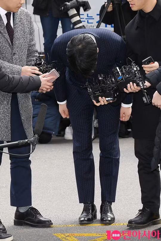 Seungri cúi đầu xin lỗi.