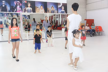 Con gai Xuan Lan tap catwalk cung cac mau nhi - Anh 6