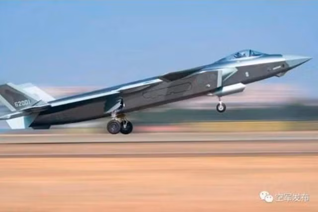 Chiến cơ tàng hình J-20