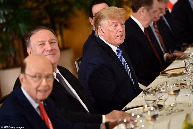 TT Donald Trump được hộ tống bởi Ngoại trưởng Mike Pompeo (thứ hai bên trái) và Bộ trưởng Thương mại Wilbur Ross (trái) trong bữa tối với Thủ tướng Australia Scott Morrison hôm qua tại Osaka