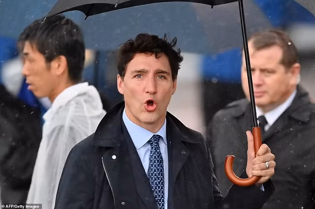 Thủ tướng Canada Justin Trudeau đến sân bay Kansai ở Osaka