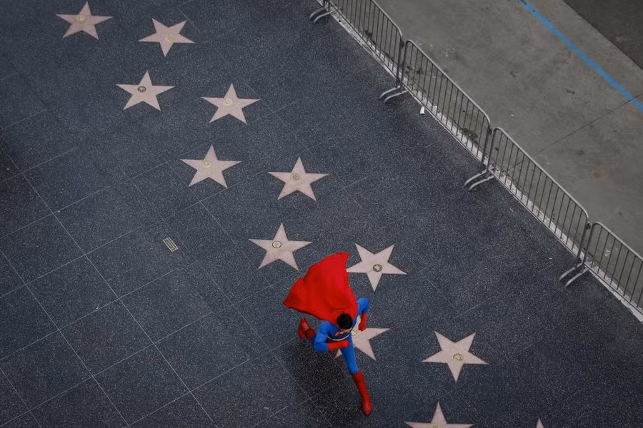 Người đàn ông mặc trang phục siêu nhân chạy dọc theo Đại lộ danh vọng Hollywood để có được tiền boa từ khách du lịch ở Los Angeles (Mỹ)