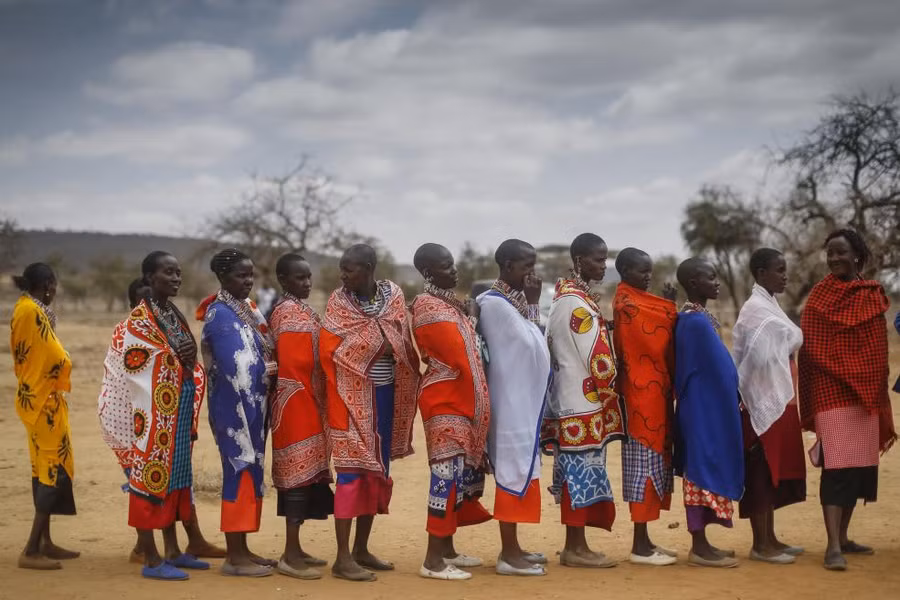 Những phụ nữ xếp hàng để bỏ phiếu trong cuộc tổng bầu cử của Kenya