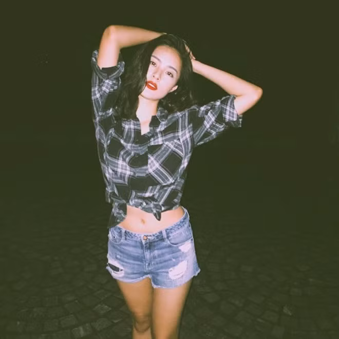 Bạn gái tin đồn Cường Đô La mặc sơ mi cũng đẹp