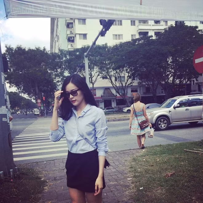 Bạn gái tin đồn Cường Đô La mặc sơ mi cũng đẹp