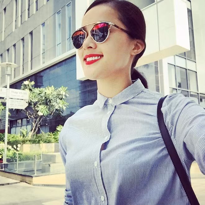 Bạn gái tin đồn Cường Đô La mặc sơ mi cũng đẹp