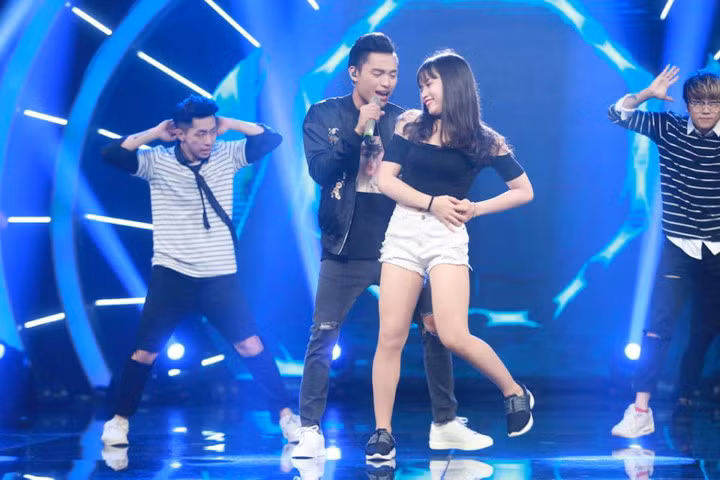 Thu Minh "nổi máu" lao lên sân khấu "đấu" với thí sinh
