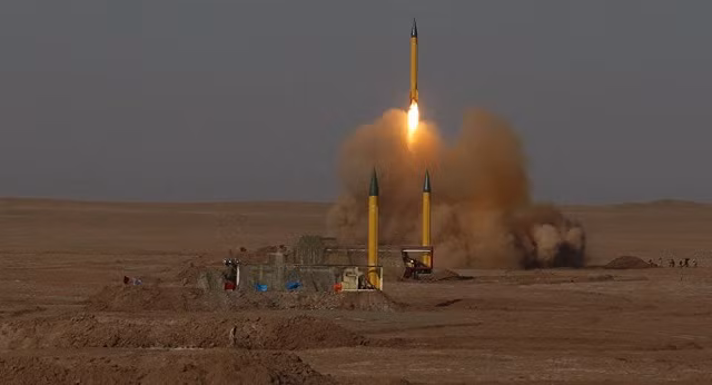 Xem Iran bắn tên lửa từ một địa điểm bí mật