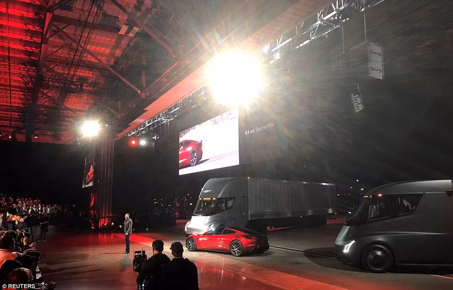 Tỉ phú Elon Musk giới thiệu siêu xe chạy điện