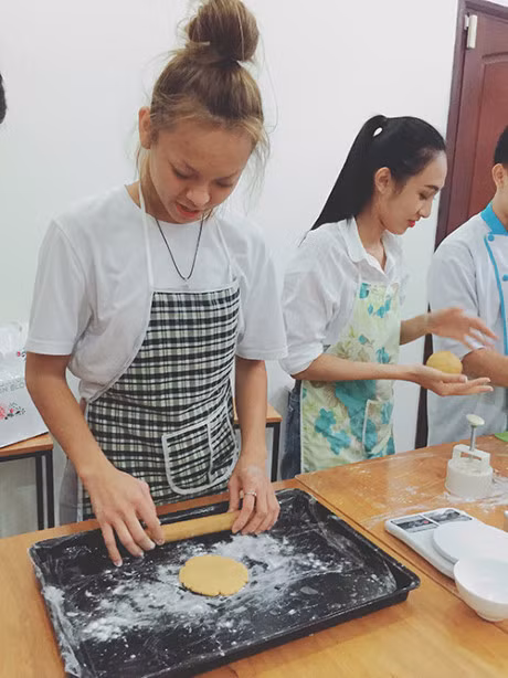 Team Lan Khue lam banh trung thu tang tre em ngheo - Anh 2