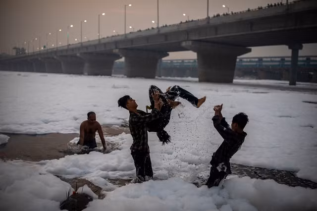 Ảnh: Bất chấp độc hại, người Ấn Độ vẫn ngâm mình tại con sông nổi tiếng linh thiêng ảnh 4