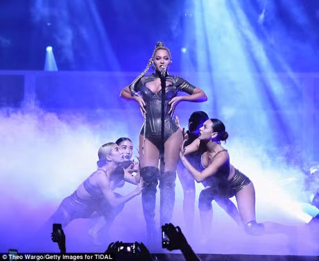 Beyonce bieu dien voi mot ben tai chay mau - Anh 6