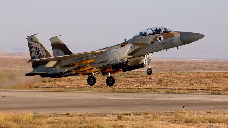Máy bay chiến đấu F-15E Strike Eagle của Israel. (Ảnh: JACK GUEZ / AFP)