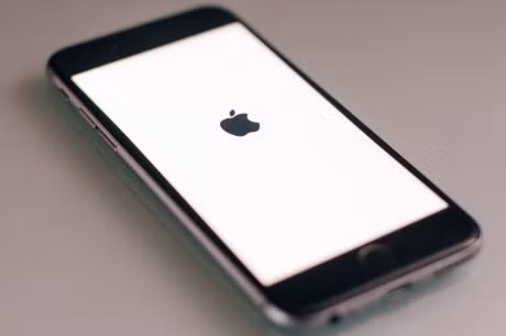 iPhone 7 sieu an toan co gia hon 4.500USD - Anh 1