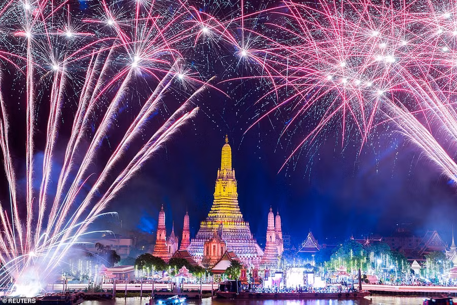 Pháo hoa trong lễ đón năm mới, ở Bangkok, Thái Lan. Pháo hoa trong lễ đón năm mới, ở Bangkok, Thái Lan.