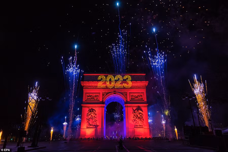 Màn trình diễn ánh sáng và pháo hoa trên Khải Hoàn Môn trên đại lộ Champs-Élysées ở Paris, Pháp. Màn trình diễn ánh sáng và pháo hoa trên Khải Hoàn Môn trên đại lộ Champs-Élysées ở Paris, Pháp.