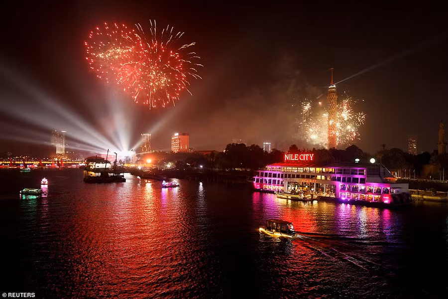 Pháo hoa nổ trên sông Nile trong lễ đón năm mới ở Cairo, Ai Cập. Pháo hoa nổ trên sông Nile trong lễ đón năm mới ở Cairo, Ai Cập.