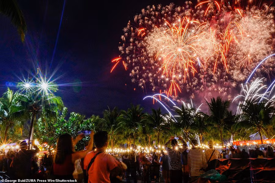 Mọi người ở Philippines đếm ngược đến năm 2023. Đây là lễ mừng năm mới đầu tiên có bắn pháo hoa trong đại dịch này. Mọi người ở Philippines đếm ngược đến năm 2023. Đây là lễ mừng năm mới đầu tiên có bắn pháo hoa trong đại dịch này.