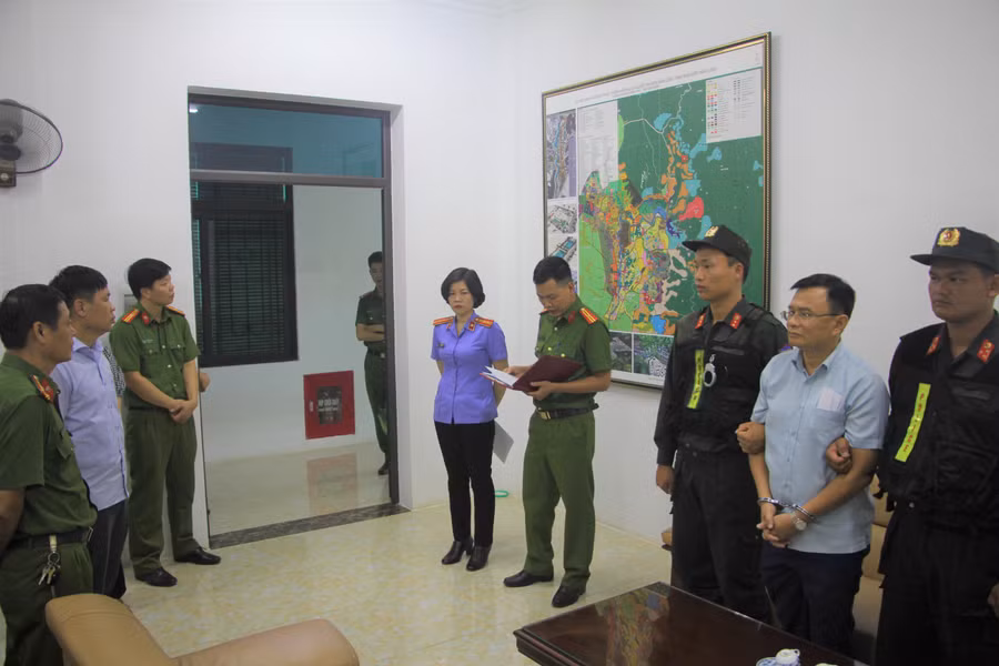 Cơ quan CSĐT công bố lệnh bắt tạm giam đối với ông Nguyễn Tuấn Anh.