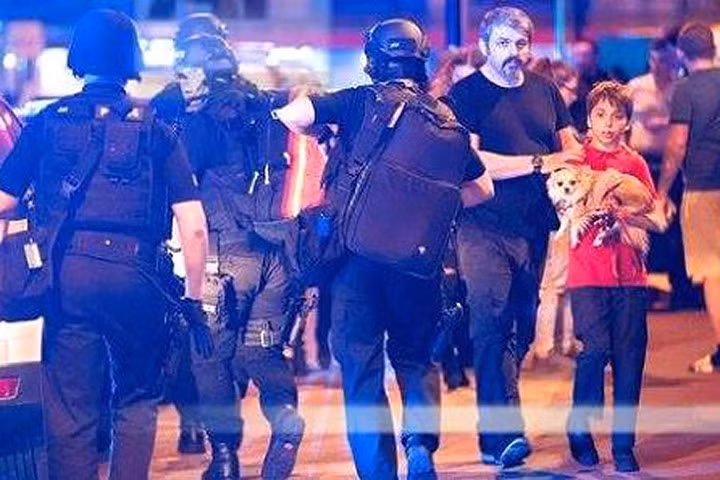 Lực lượng cảnh sát được triển khai ngoài sân Manchester Arena sau vụ nổ - Ảnh: AP/CNBC. 