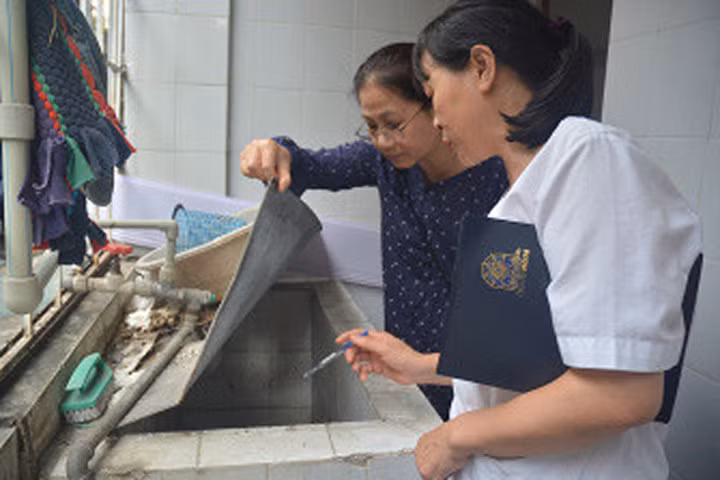 Cán bộ TTYT Dự phòng Hà Nội cùng nhân viên y tế Trường Đại học Luật Hà Nội kiểm tra, giám sát phát hiện các ổ bọ gậy trong khu ký túc xá sinh viên. Ảnh: SYT Hà Nội