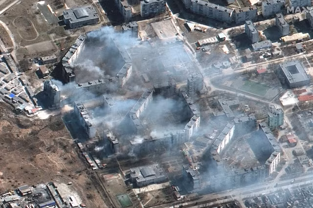 Hình ảnh vệ tinh cho thấy các tòa nhà bốc cháy ở Mariupol, Ukraine.