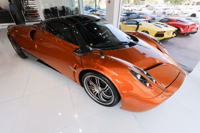 Deals on Wheels cũng là một trong những showroom lớn tại Dubai. Đại lý này cung cấp ra thị trường nhiều siêu xe nổi tiếng của Lamborghini, Ferrari, Bentley. Deals on Wheels từng mang về 3 siêu xe hiếm Bugatti Veyron Grand Sport Vitesse Meo Constantini.