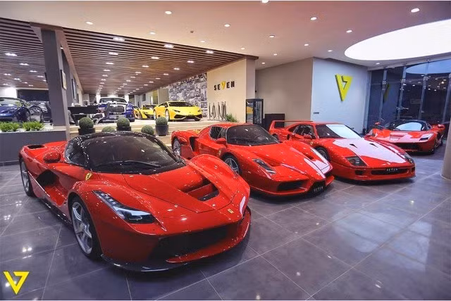 Seven Car Lounge, tọa lạc tại Riyadh, Ả-rập Xê Út, là một trong số những đại lý kinh doanh siêu xe hàng đầu trên thế giới. Showroom này nổi tiếng với sự xuất hiện của những siêu xe đắt giá nhất ngành công nghiệp ôtô. Bên cạnh đó, showroom tại khu vực Trung Đông này cũng thể thiện độ chịu chơi khi liên tiếp đưa về những siêu xe đình đám nhất thế giới ở thời điểm hiện tại. Trong vài tháng gần đây, tại Seven Car Lounge có sự xuất hiện của 2 siêu xe hybrid Ferrari LaFerrari, McLaren P1, vài chiếc Porsche 918 Spyder, Ferrari F40… Ngoài ra còn có nhiều siêu xe nổi tiếng khác như Koenigsegg CCX, Lamborghini Murcielago LP670-4 SV…