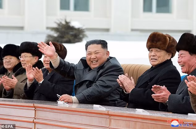 Chủ tịch Kim Jong-un tại lễ khai trương thành phố Samjiyon Chủ tịch Kim Jong-un tại lễ khai trương thành phố Samjiyon
