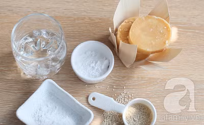 4. Nước đường 3-4 muỗng canh đường nâu/ đường vàng hay đường thốt nốt sẽ đúng vị hơn Khoảng 100ml nước 1 tí muối 1 muỗng café bột năng 2 muỗng café nước Dụng cụ Máy xay, ray lược Khuôn Dao cắt răng cưa Nồi hấp Một ít dầu ăn chống dính khuôn Mè rang