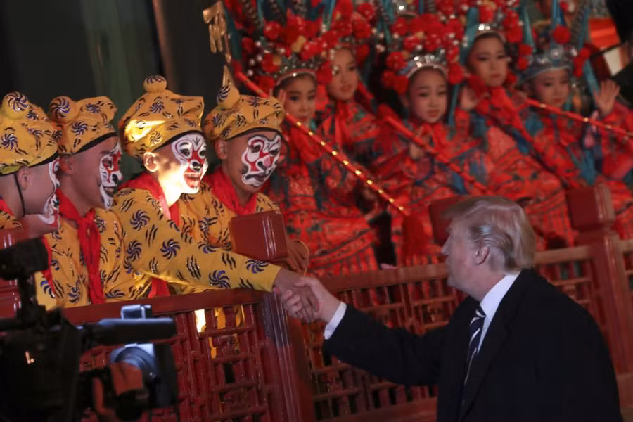 Tổng thống Trump gặp những nghệ sĩ kinh kịch tại Tử Cấm Thành, Bắc Kinh, Trung Quốc