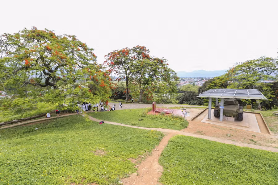 Cứ điểm này có diện tích 53.000m2, cao 32m so với mặt đường, thuộc dãy đồi phía Đông cùng với C1, C2, D và E tạo thành bức tường thành vững chắc che chở cho phân khu trung tâm.