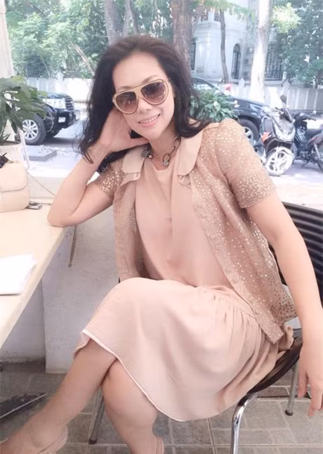 Dieu it biet ve nguoi vo bi an moi lo dien cua ca si Tung Duong - Anh 2