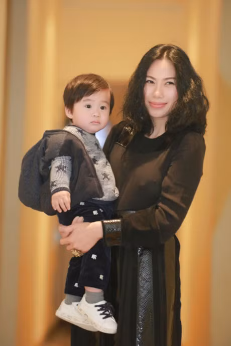 Dieu it biet ve nguoi vo bi an moi lo dien cua ca si Tung Duong - Anh 1