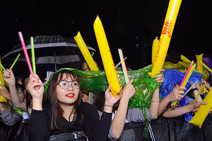 TP Vinh: Hàng nghìn khán giả đội mưa "quẩy" cùng Noo Phước Thịnh