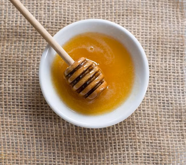 2. Da khô ráp: Để cung cấp dinh dưỡng cho làn da thiếu dinh dưỡng, mất nước, bạn nên thoa hỗn hợp mật ong và nước lên mặt trước khi đi ngủ. Ngoài ra một số loại dầu như dầu dừa, dầu hạnh nhân, dầu oliu sau khi hấp cách thủy cũng có thể dùng để dưỡng da qua đêm.