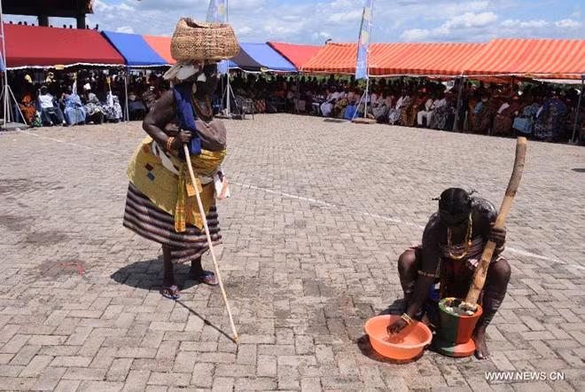 Homowo, Ghana: Lễ Homowo trước đây được tổ chức để đánh dấu điểm kết thúc của một thời kỳ đói kém của người Ga, với súp hạt dẻ, cá và món Kpokoi truyền thống. Lễ hội diễn ra vào khoảng tháng 8, tháng 9, với những điệu nhảy, bài hát truyền thống, cùng màn biểu diễn trống ấn tượng. Ảnh: News. Homowo, Ghana: Lễ Homowo trước đây được tổ chức để đánh dấu điểm kết thúc của một thời kỳ đói kém của người Ga, với súp hạt dẻ, cá và món Kpokoi truyền thống. Lễ hội diễn ra vào khoảng tháng 8, tháng 9, với những điệu nhảy, bài hát truyền thống, cùng màn biểu diễn trống ấn tượng.