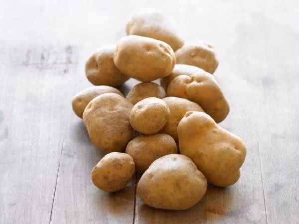 3. Da xỉn màu, thâm nám: Bạn nên tăng lượng vitamin c vào da để giúp da trắng sáng, giảm vết thâm, nám. Bạn có thể sử dụng khoai tây thoa lên mặt và để nó qua đêm sẽ mang lại hiệu quả cho làn da xỉn màu.